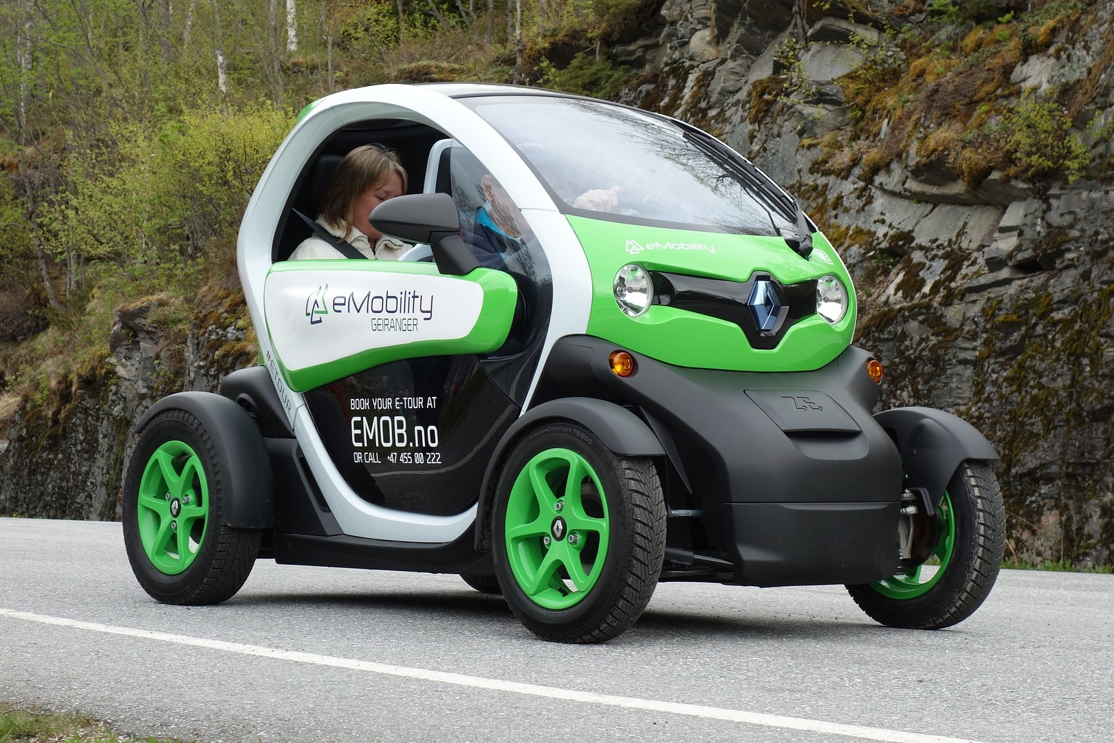 
                Elektrisches Auto von Renault auf der Straße
            