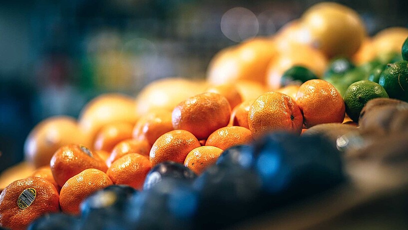 Ein Mandarinenregal im Supermarkt als Symbolbild. Erste Ergebnisse der Studie zeigen einen Trend in Richtung gesünderer Ernährung auf.