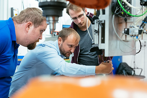 Studierende und Angestellte des Departments Maschinenbau und Produktion im Labor Fügetechnik