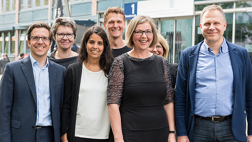 Auf dem Foto befinden sich die Mitglieder des Vorstands der Gesellschaft für Soziale Arbeit mit Prof. Dr. Dieter Röh (4. von links) 