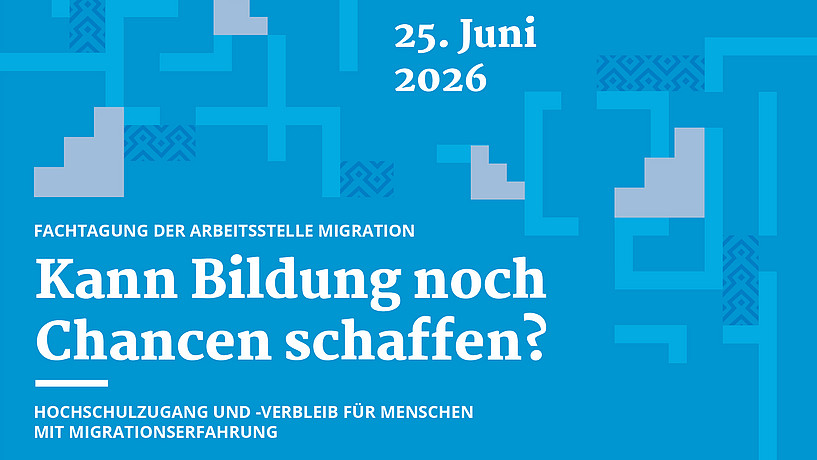 Blau gestaltetes Veranstaltungsplakat der Arbeitsstelle Migration an der HAW Hamburg mit grafischen Mustern. Text: „Fachtagung der Arbeitsstelle Migration – Kann Bildung noch Chancen schaffen? Hochschulzugang für junge Menschen mit Migrationserfahrung“. Datum: 19. März 202