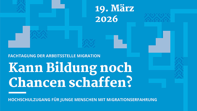 Blau gestaltetes Veranstaltungsplakat der Arbeitsstelle Migration an der HAW Hamburg mit grafischen Mustern. Text: „Fachtagung der Arbeitsstelle Migration – Kann Bildung noch Chancen schaffen? Hochschulzugang für junge Menschen mit Migrationserfahrung“. Datum: 19. März 202