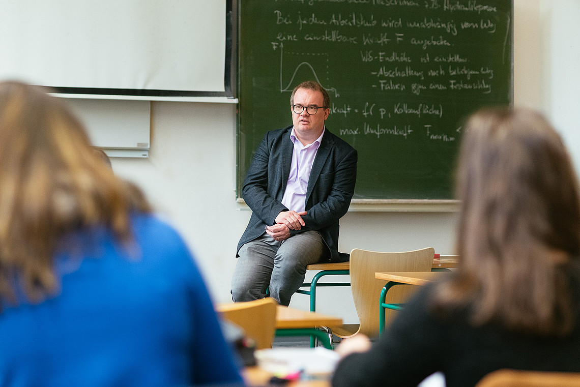 Studierende des Departments Maschinenbau und Produktion während der Vorlesung "Produktionsmittel und -logistik" bei Prof. Dr. Stöver