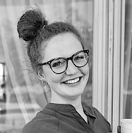 Sophie Kregel Portrait Portrait der Studentin mit Laptop und Kaffeebecher