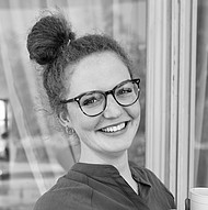 Sophie Kregel Portrait Portrait der Studentin mit Laptop und Kaffeebecher
