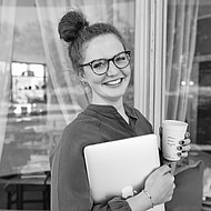 Portrait der Studentin mit Laptop und Kaffeebecher
