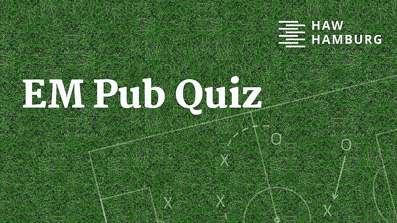 Grüner Rasen mit dem Schriftzug EM Pub Quiz und dem Logo der HAW Hamburg