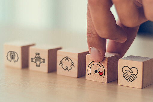 
                Fünf Bausteine befinden sich in einer Reihe, der Baustein mit dem Herz wird berührt
            