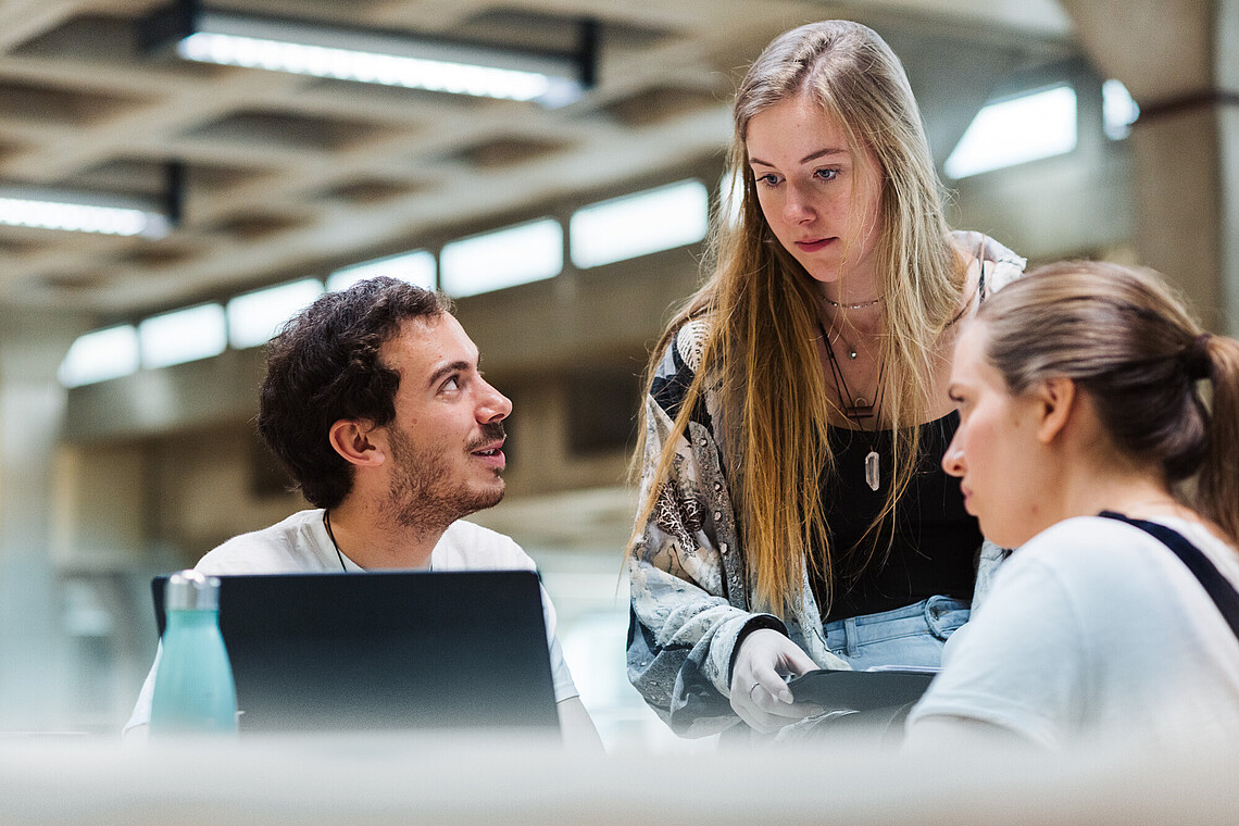 Studierende auf dem Campus der HAW Life Sciences