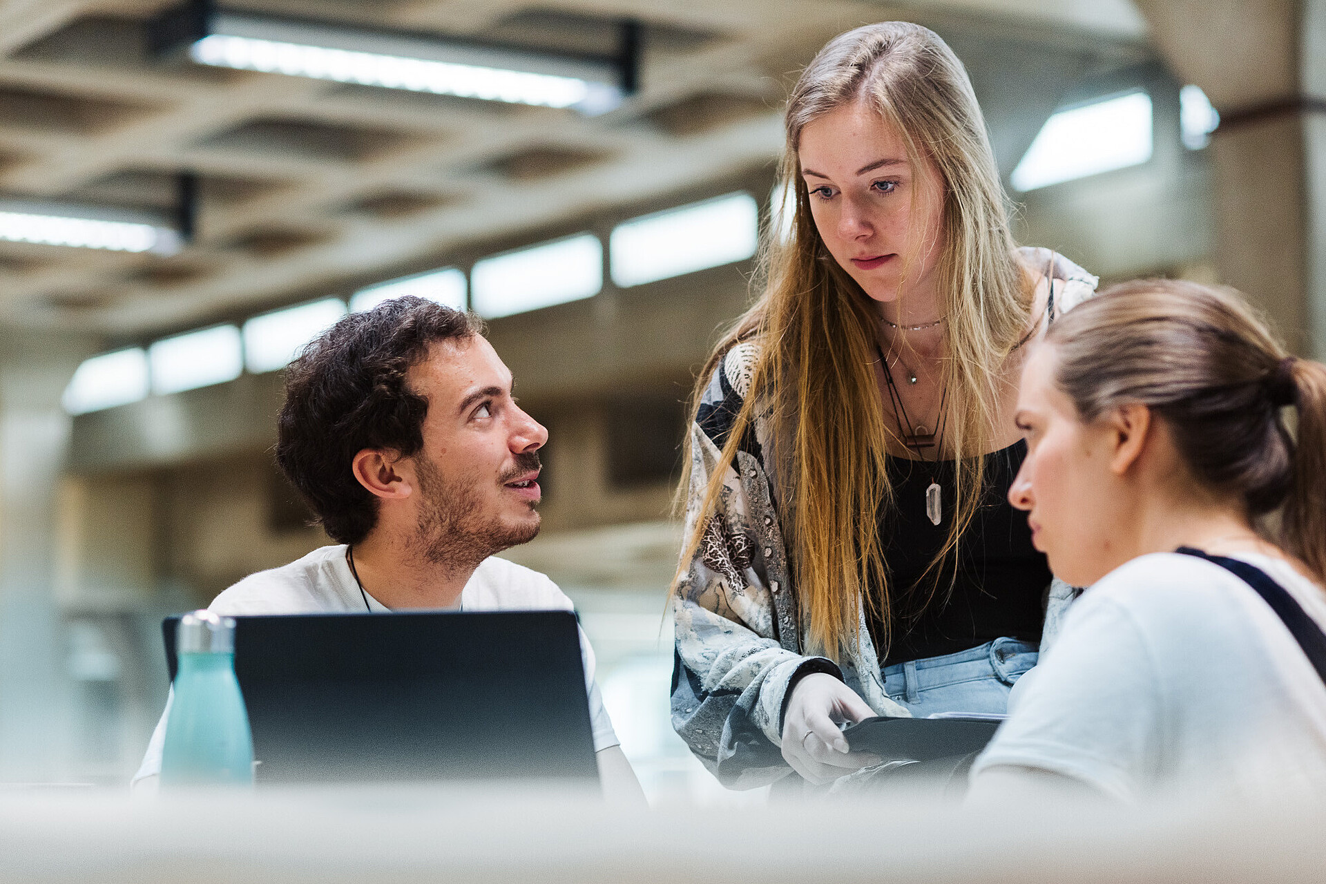 
                                                Studierende auf dem Campus der HAW Life Sciences
                                            