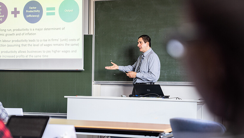 Prof. Dr. Walter Leal's work focuses on sustainable development, climate change and energy, as well as the life sciences and innovation. He is the head of the Sustainable Development and Climate Change Management research transfer centre at HAW Hamburg.