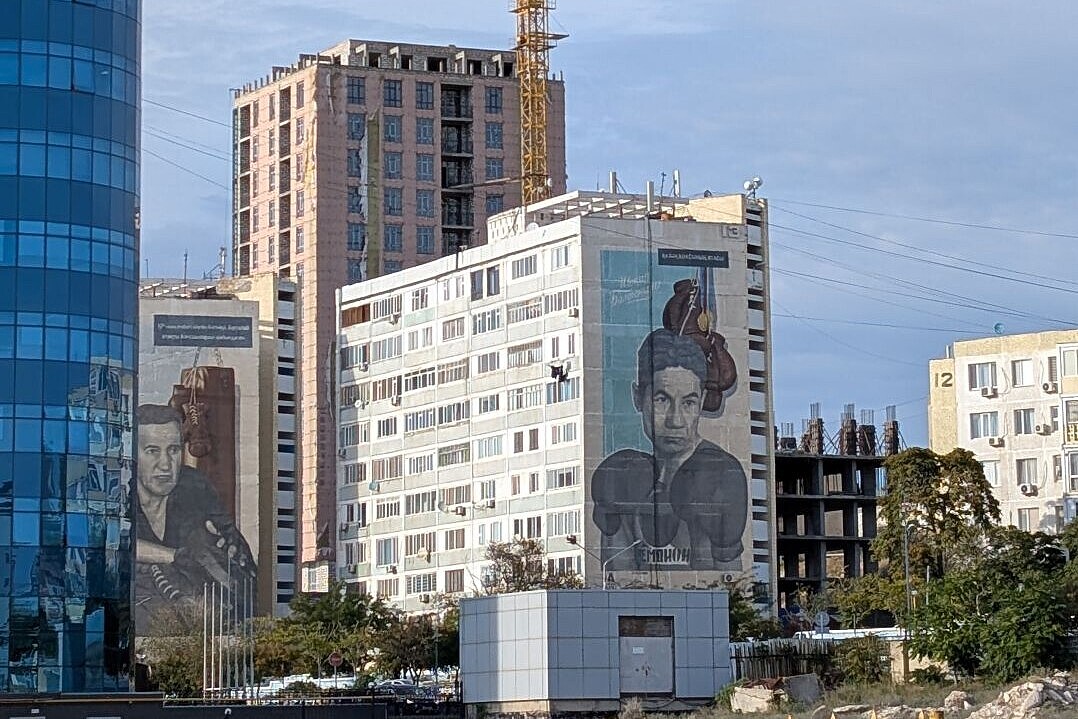 Mehrere Hochhäuser mit Kunstwerken auf den Fassaden.