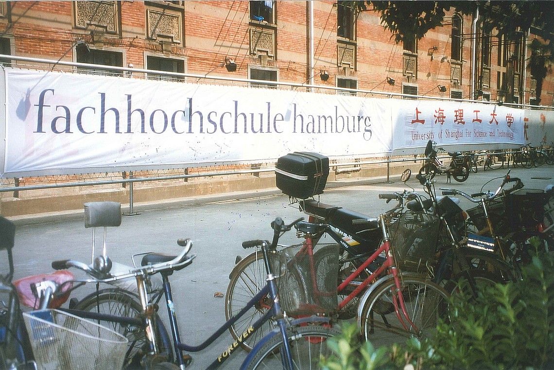 1998 - Zur Eröffnung des Shanghai-Hamburg-College zierte eine 15 Meter lange Fahne der FH Hamburg das Gebäude des USST.