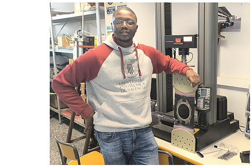 
                Arold Nzeke Zedom mit Demonstrator-Prüfling (Bildquelle: Arold Nezeke Zedom)
            