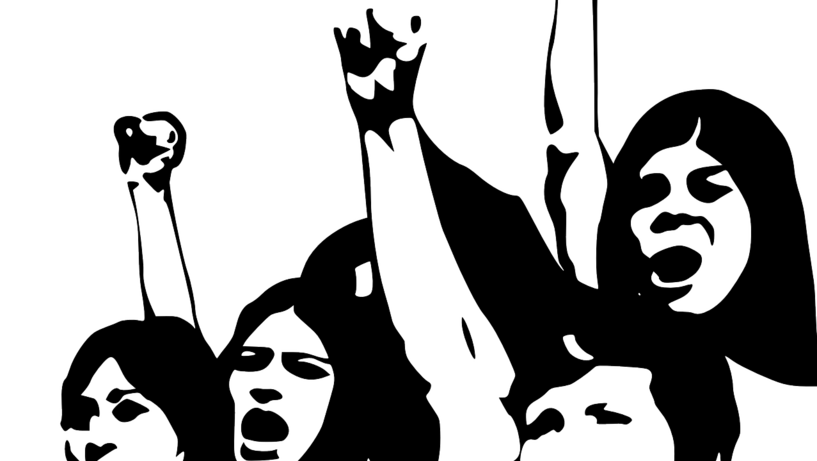 Das Bild zeigt vier als weiblich gelesene Demonstrierende, die die Faust erheben und etwas rufen.
