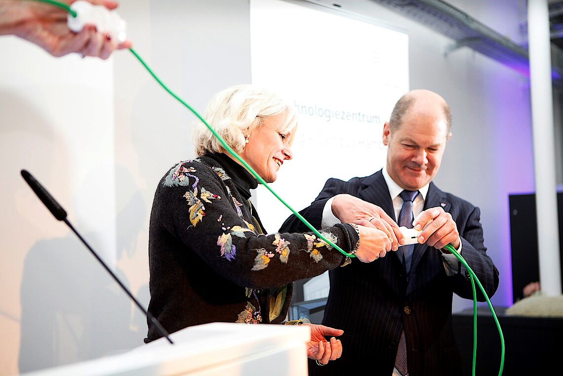 2015 - Hamburgs Erster Bürgermeister Olaf Scholz und HAW-Präsidentin Prof. Dr. Jacqueline Otten eröffnen in einem symbolischen Akt den Energie-Campus der HAW Hamburg.