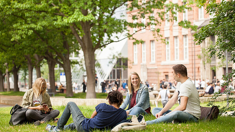 Studierende auf dem Campus Berliner Tor