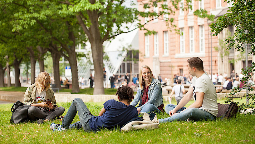 Studierende auf dem Campus Berliner Tor