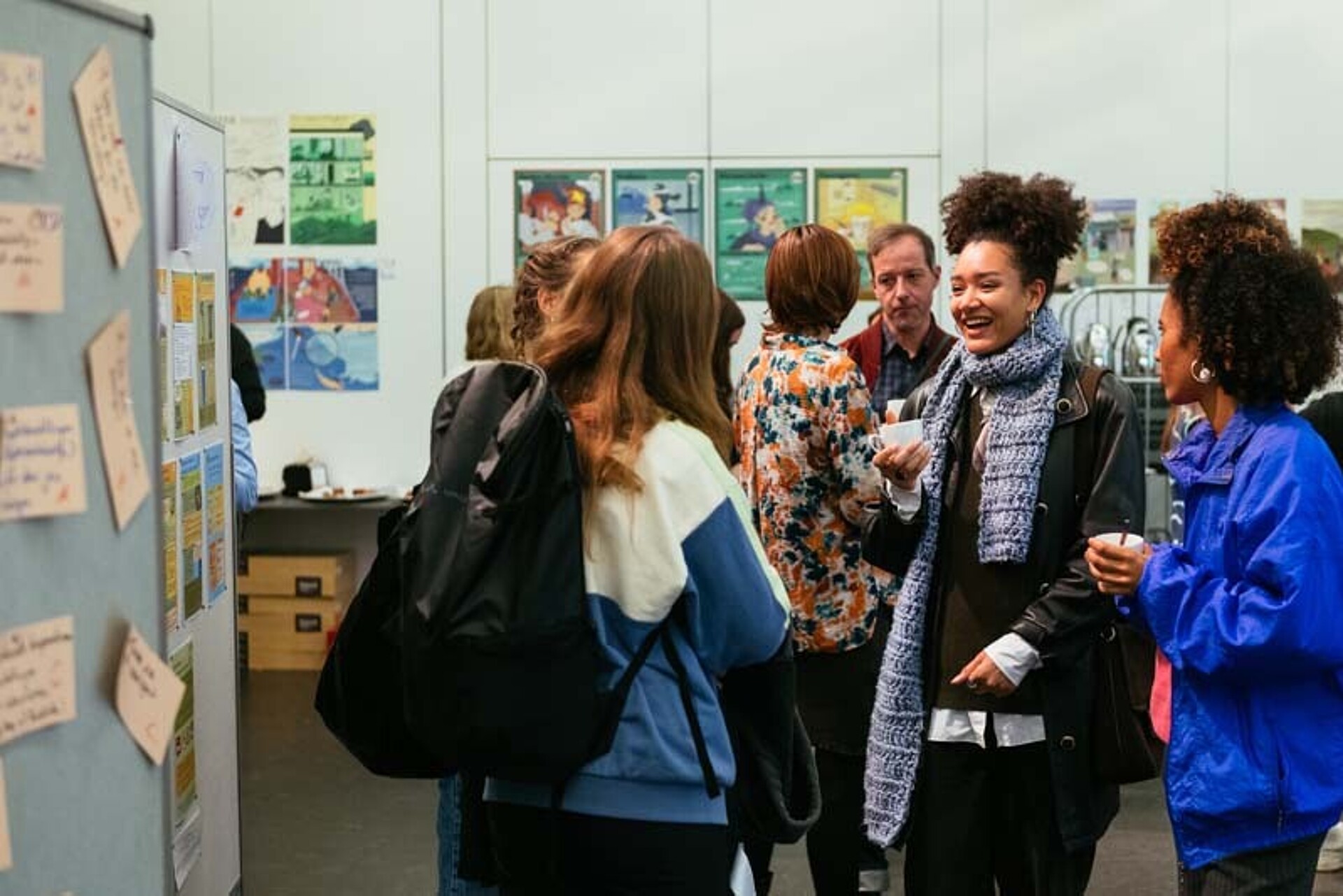 
                                                Teilnehmende reden fröhich miteinander
                                            