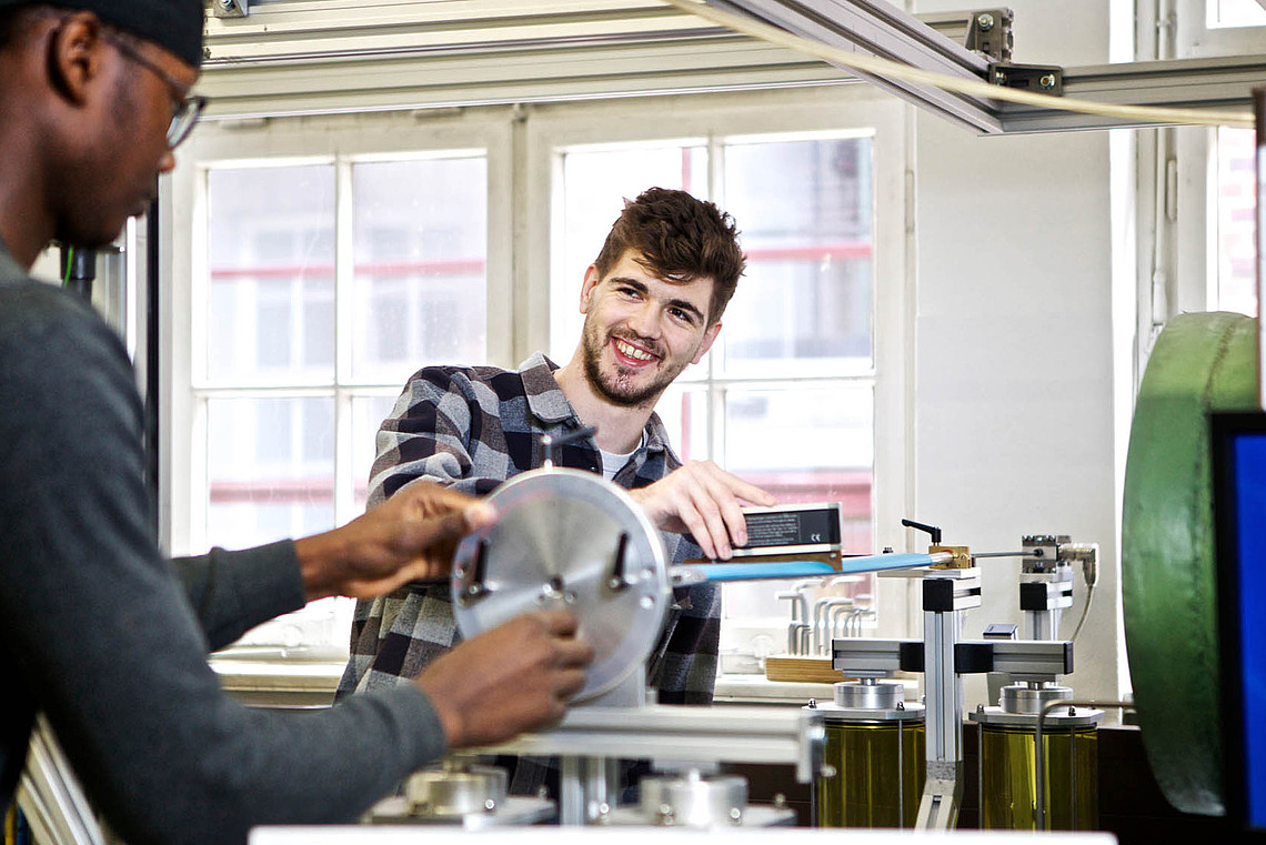 Flugzeugbau-Studierende der HAW Hamburg im Aerolab