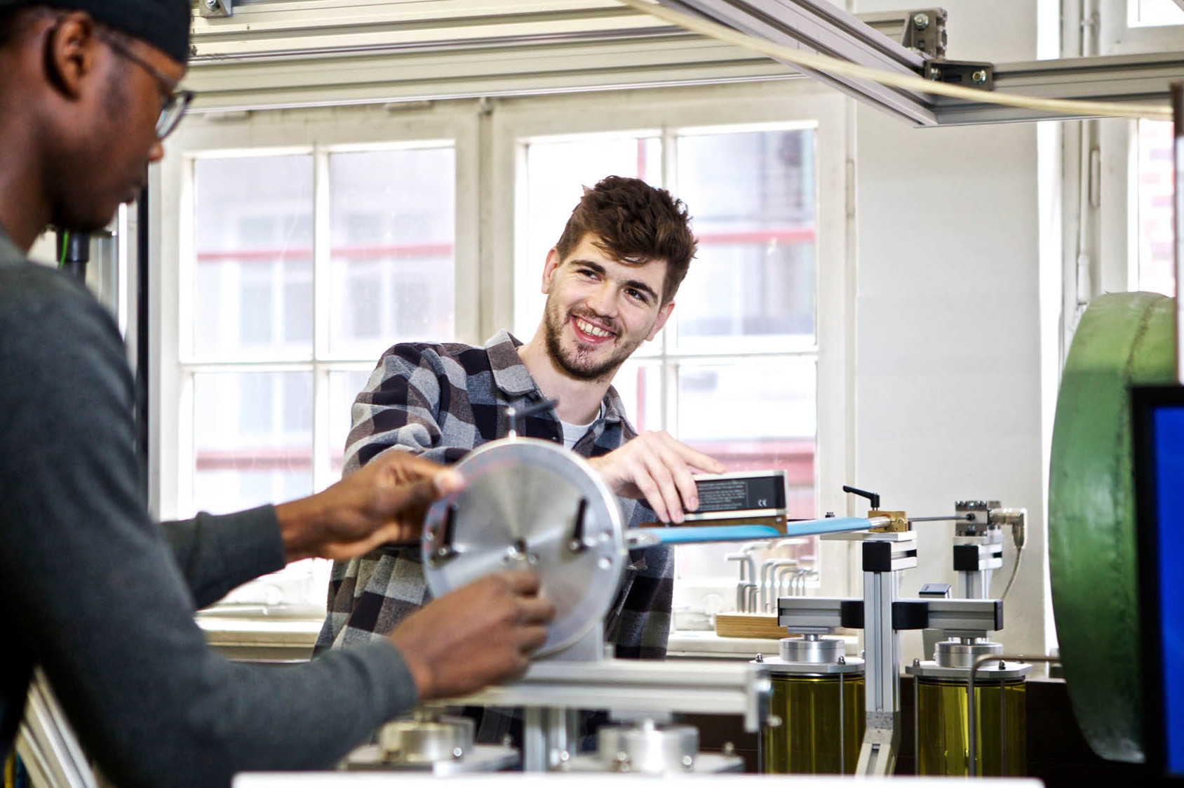 
                Flugzeugbau-Studierende der HAW Hamburg im Aerolab
            
