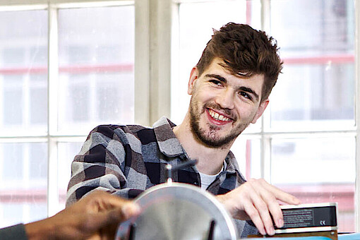 
                Flugzeugbau-Studierende der HAW Hamburg im Aerolab
            