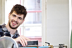 
                Flugzeugbau-Studierende der HAW Hamburg im Aerolab
            