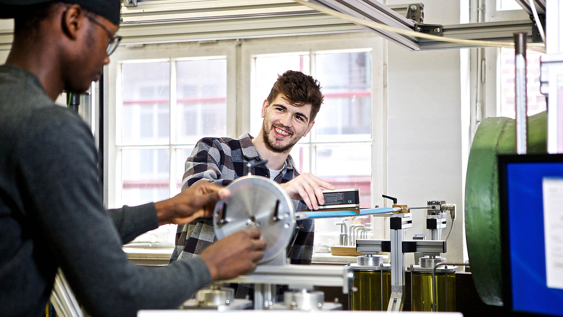 Flugzeugbau-Studierende der HAW Hamburg im Aerolab