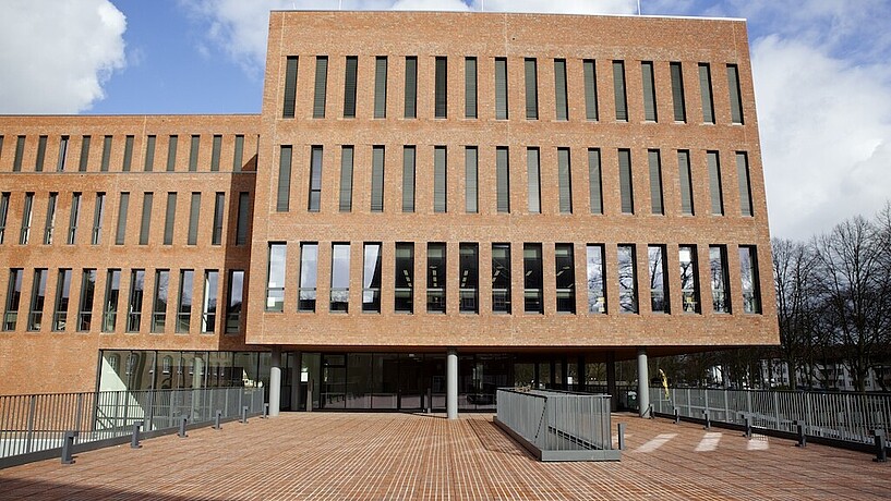 Blick über die Terasse auf den Neubau am Campus Finkenau, Backstein-Fassade mit Fenstern