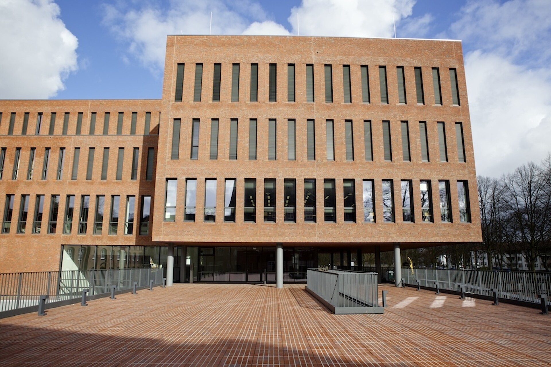 Blick über die Terasse auf den Neubau am Campus Finkenau, Backstein-Fassade mit Fenstern