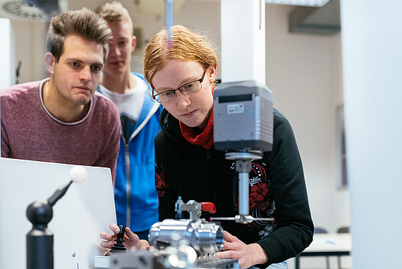 Studierende des Departments Maschinenbau und Produktion im Labor Fertigungstechniken