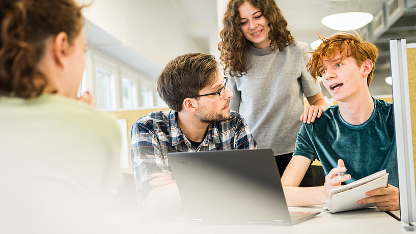 Fakultät Wirtschaft und Soziales, Department Pflege und Management, Campusmotive mit Studierenden