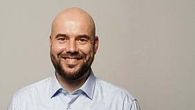 Das Foto zeigt den Lehrenden Arne Ewald im Porträt. 
