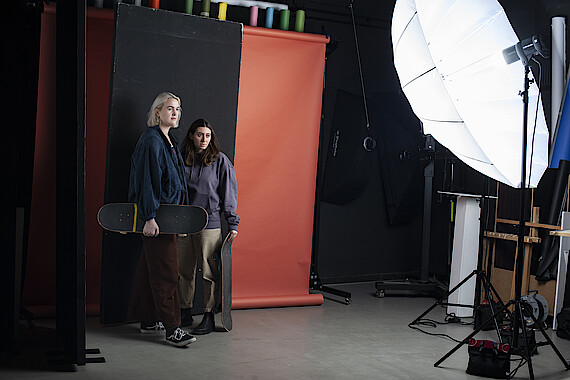 Zwei Studentinnen posieren im Fotostudio