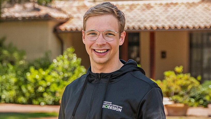 Student auf einem Hochschulcampus