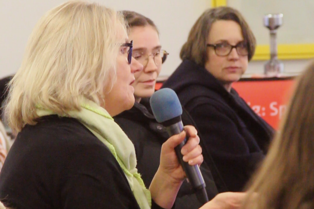 Darstellung diskutierendes Publikum