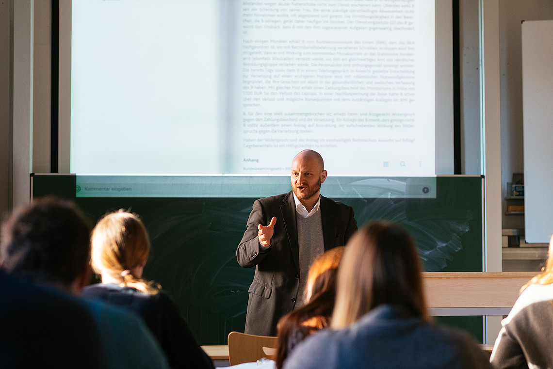 Studierende des Studiengangs Public Management bei einer Veranstaltung des Dozenten Herrn Weiland