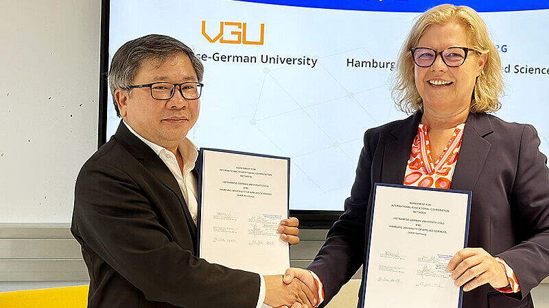 Vice President Dr. Hà Thúc Viên schüttelt Prof. Dr. Ute Lohrentz, Präsidentin der HAW Hamburg, die Hand nach erfolgreicher Vertragsunterzeichnung