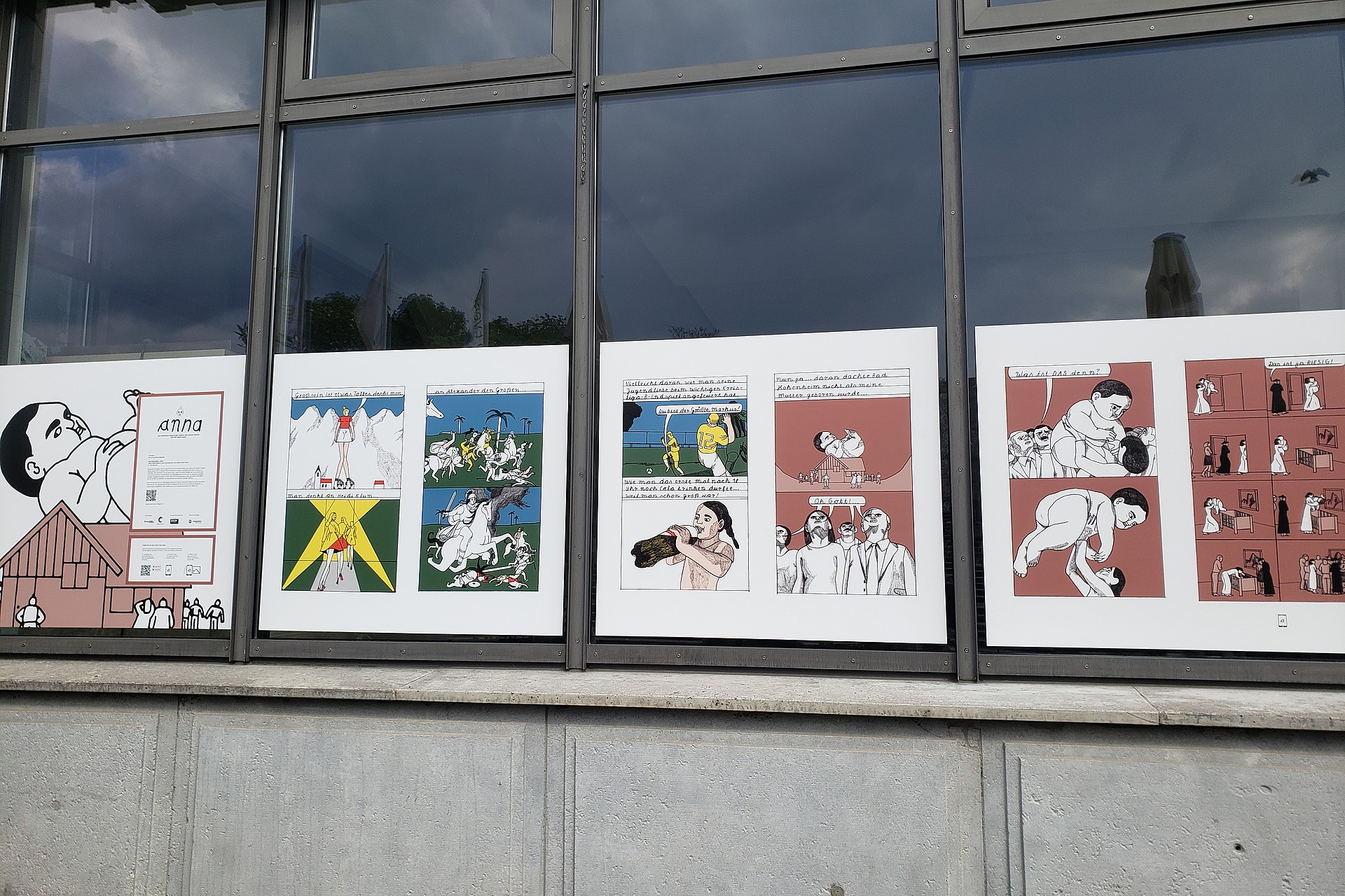 Ein Ausschnitt von Mia Oberländers Comic hängt in einem Schaufenster in Stuttgarts Innenstadt