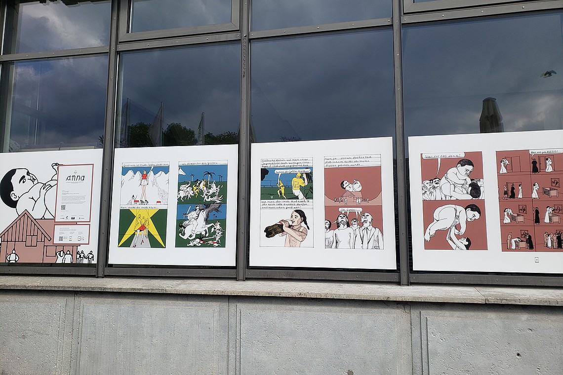 Ein Ausschnitt von Mia Oberländers Comic hängt in einem Schaufenster in Stuttgarts Innenstadt