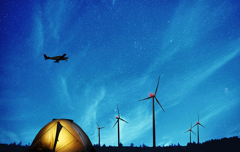 Windkraftanalgen bei Nacht