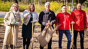Ute Lohrentz, Katharina Fegebank, Michael Köhl, Patrick Bombis und Robert Loszczynski mit Spaten auf dem Acker