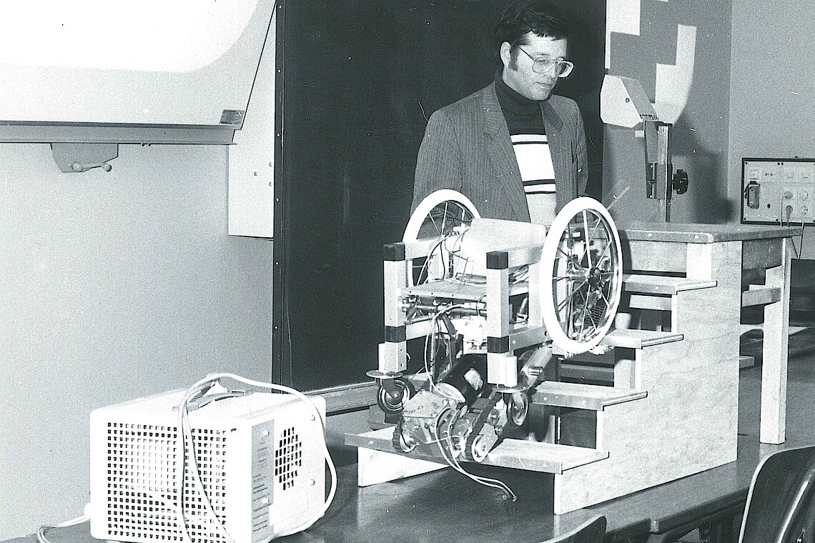 Professor Wolfgang Moré vom Fachbereich Elektrotechnik mit dem Modell eines treppengängigen Rollstuhls (Maßstab 1:2,5), der von drei seiner Studenten entwickelt wurde.