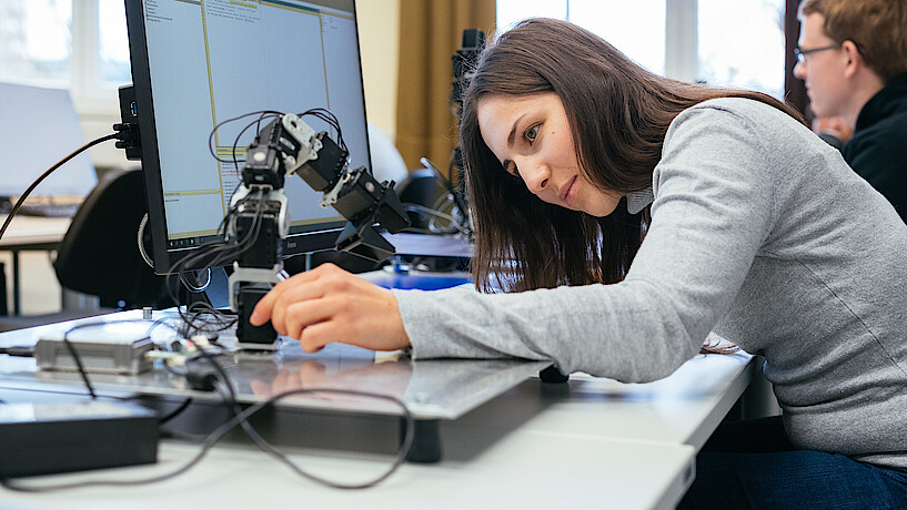Studierende des Departments Maschinenbau und Produktion während der Laborveranstaltung "Robotertechnik". Dozent: Robin Auffermann