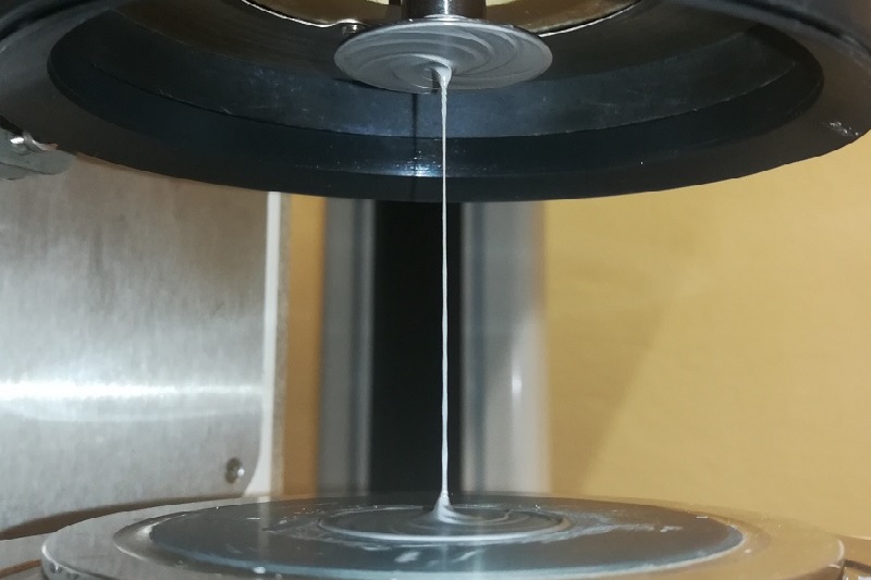 Extremes Fadenziehen einer 3D-Druckpaste nach rheometrischem Test