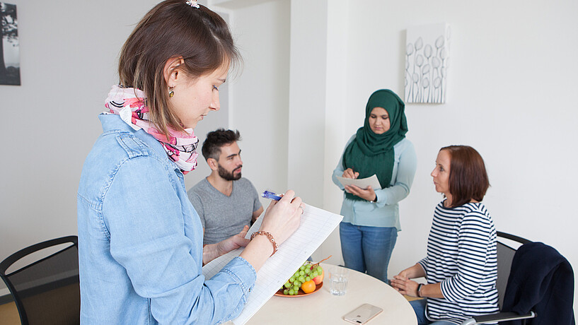 Studierende der Sozialen Arbeit in Besprechungssituationen an der HAW Hamburg in der Alexanderstrasse 1