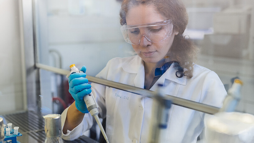 Frau im Labor mit weißem Kittel