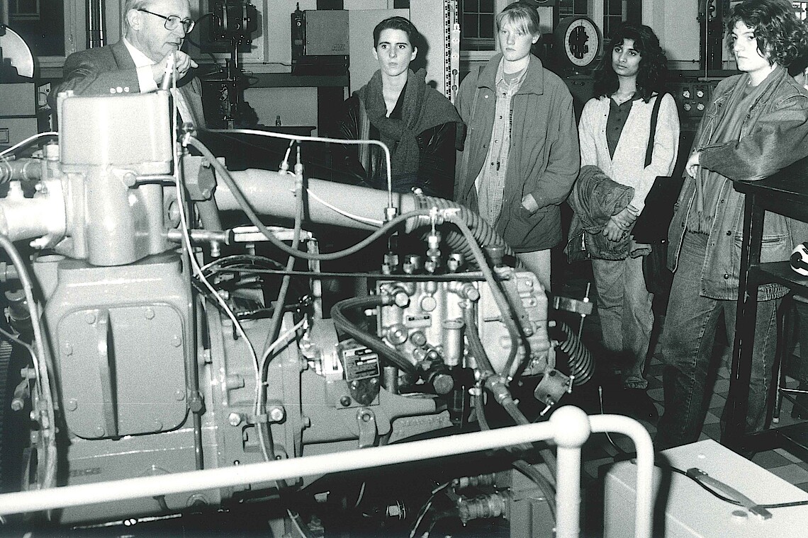 1991 - Bei einem Orientierungskurs im Rahmen des Modellprojektes „Technik entdecken“ konnten Schülerinnen die technischen Labore besuchen und so ein konkretes Bild vom Ingenieurstudium gewinnen.