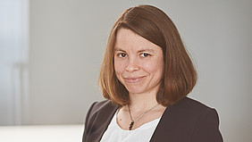 Das Foto zeigt die Professorin Michaela Regneri in einer Bürosituation. 