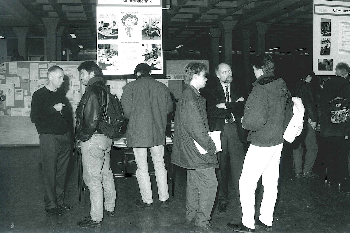 1993 - Informationsstände der ersten FIT am Standort Bergedorf.